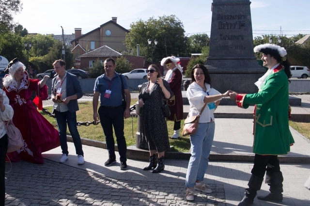 В теплое время года иногородние туристы охотно приезжают на Дон и посещают такие знаковые исторические места, как Таганрог и Азов. 