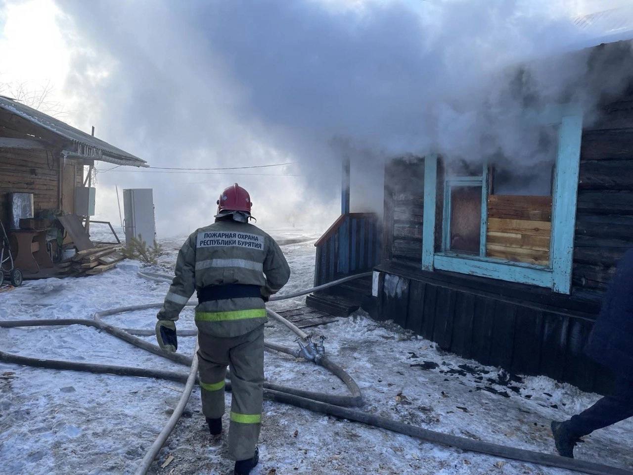 Пожар в бурятии. Пожары в жилых домах. Сгоревший дом. Пожар в селе. Фото пожара дома.