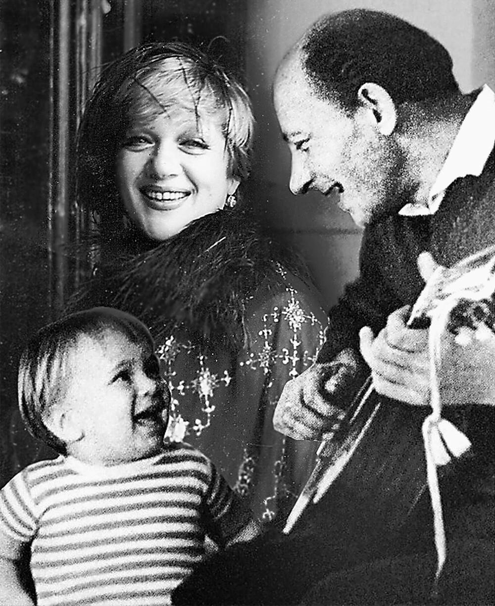 Евгений Евстигнеев с женой Галиной Волчек и сыном Денисом. Артисты были женаты с 1955 по 1964 годы.