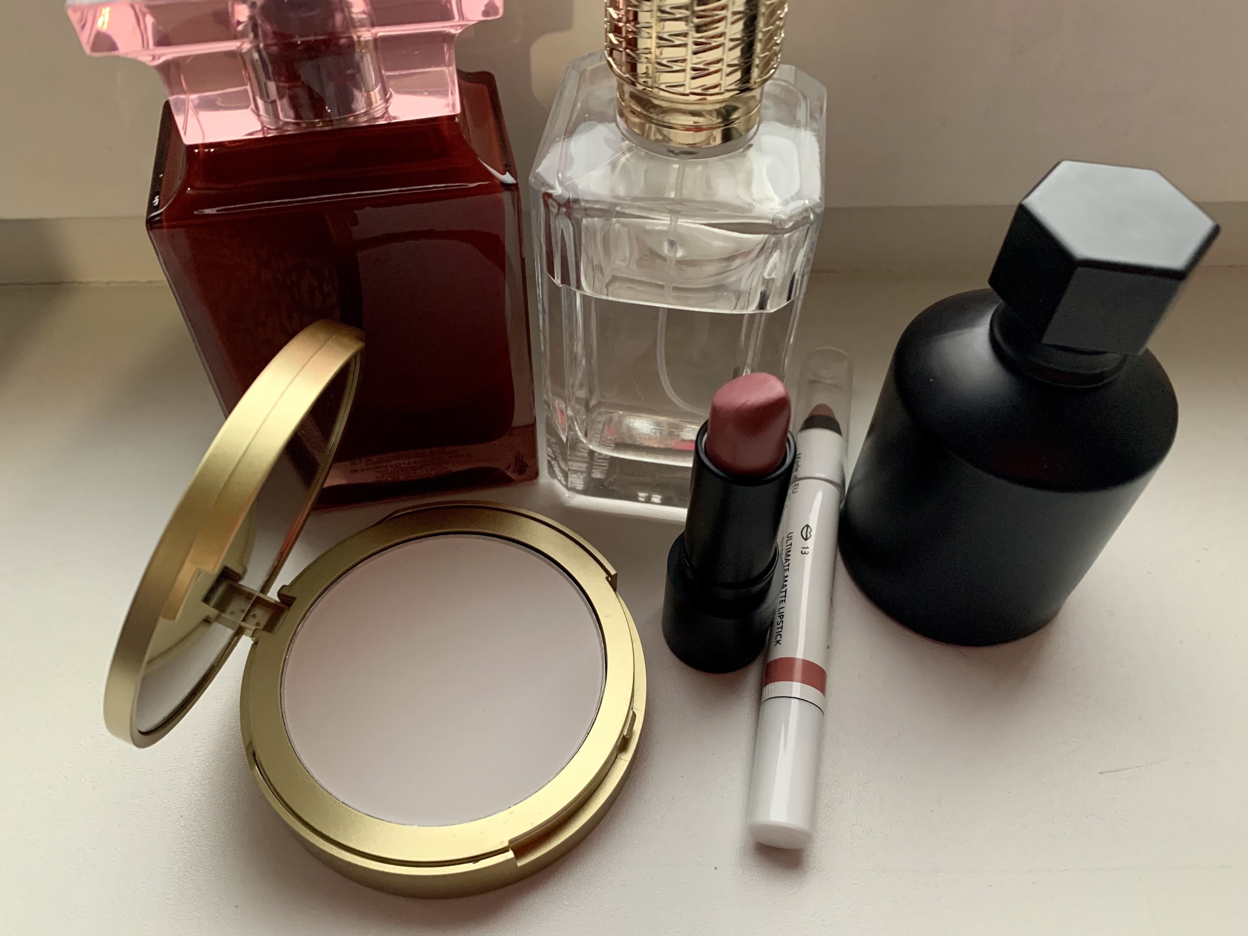 Градация качества парфюм. Духи фон. Фотосессия с духами. Духов. Спиртовая основа для духов.