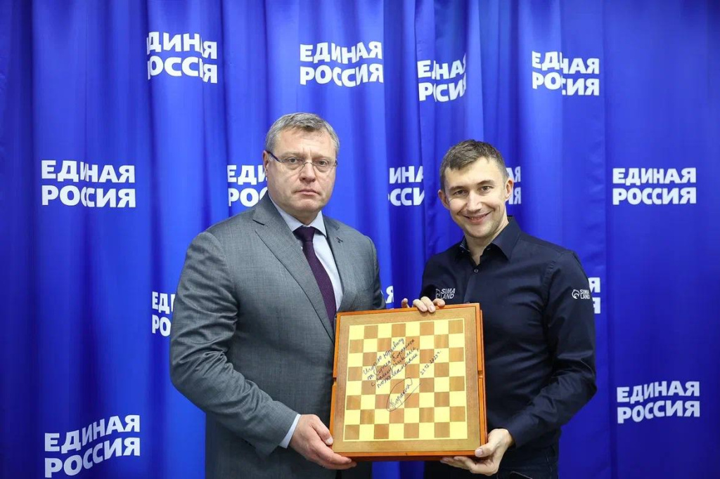 Игорь Бабушкин и международный гроссмейстер Сергей Карякин открыли шахматный клуб в Астрахани