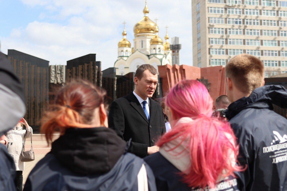 Михаил Дегтярев рассказал школьникам об истории мемориального комплекса площади Славы