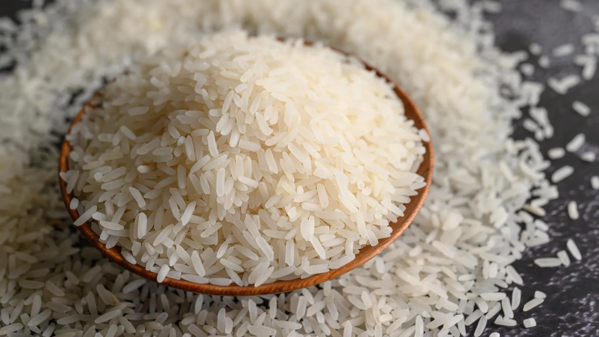 К чему рассыпать рис на стол