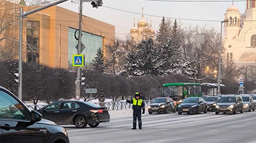 Мороз сломал общественный транспорт и светофоры, но не людей. Фото, видео