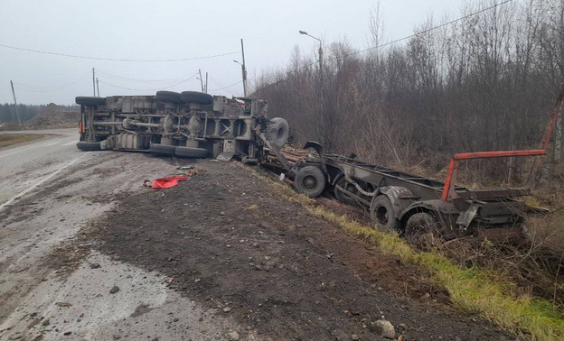 Лесовоз перевернулся под Мурашами