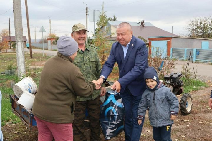 Глава Сармановского района вручил семьям участников СВО продуктовые наборы