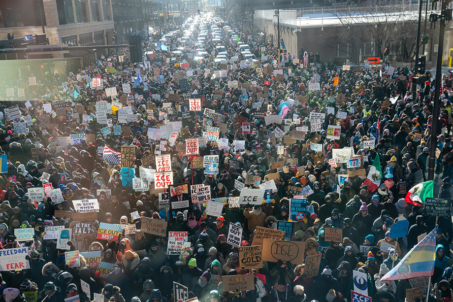 Тысячи протестующих на марш Ice Out of MN в Миннеаполисе, штат Миннесота.