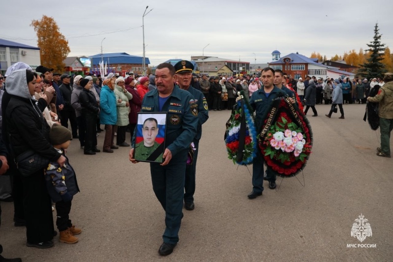 Сотрудники МЧС России простились с погибшим на СВО товарищем Булатом Хисамовым