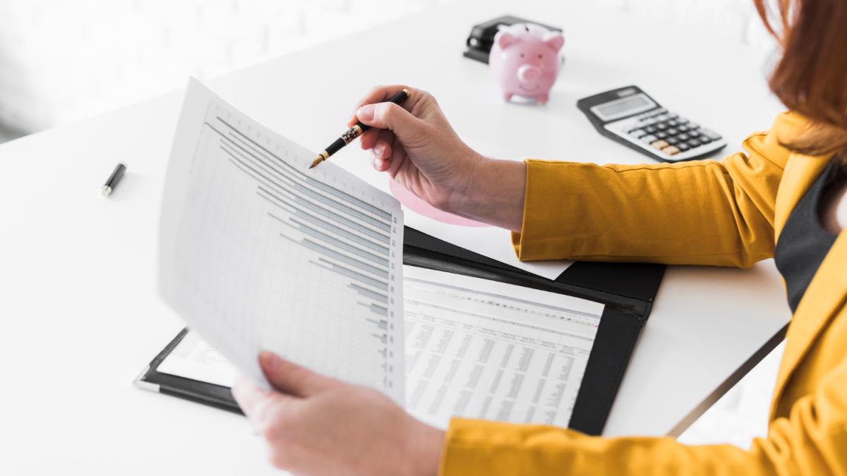 Женщина с графиком, калькулятором и свиньёй-копилкой