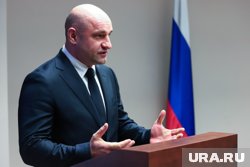 Артем Жога поздравил учеников школы в Академическом районе 