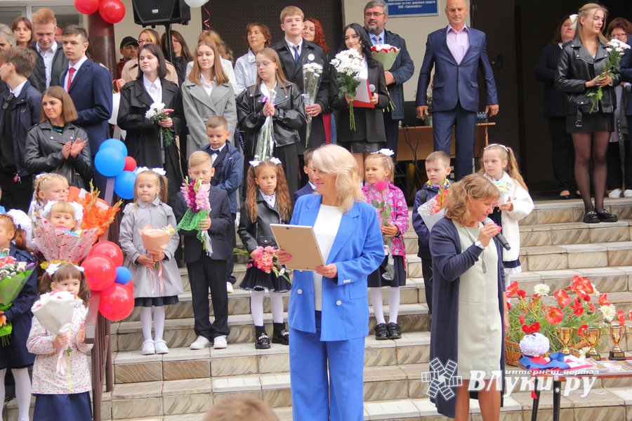 Луки на 1 сентября 2022. Цветы на первое сентября. Школьная форма для первоклассницы. Луки на 1 сентября 2022. Школа 12 великие луки.