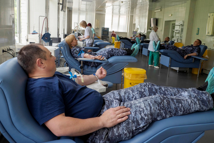 В рамках Всемирного дня донора сотрудники Росгвардии приняли участие в добровольной сдаче крови