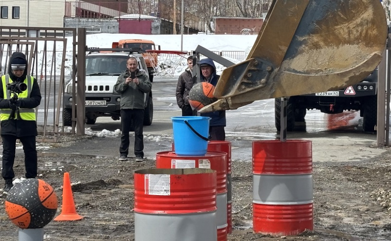 Камчатские экскаваторщики продемонстрировали чудеса владения техникой