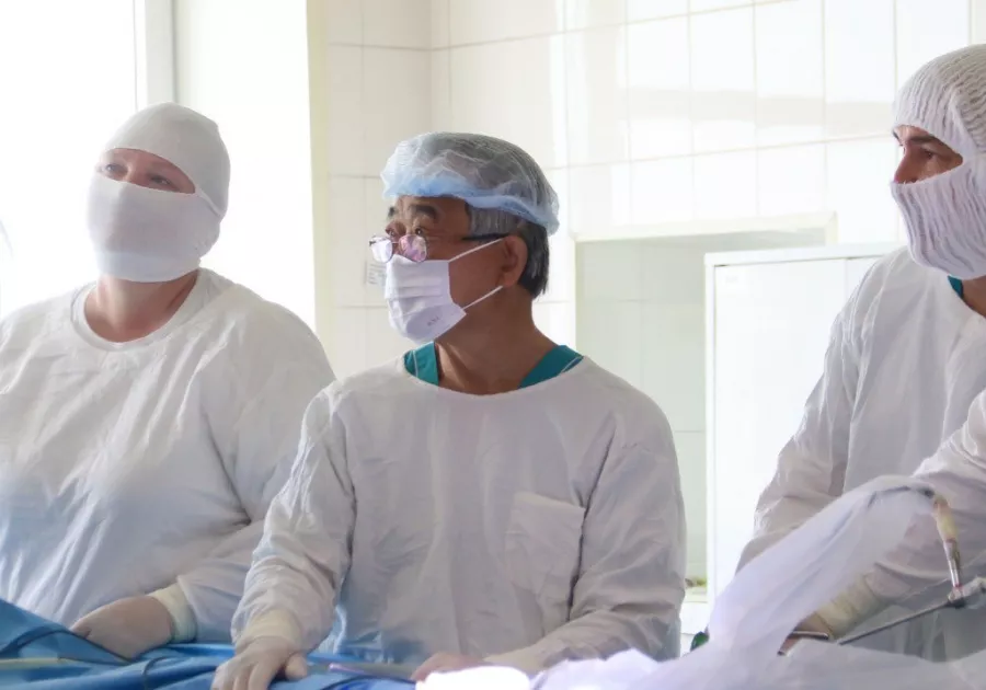 Хирург Юрий Тен на операции