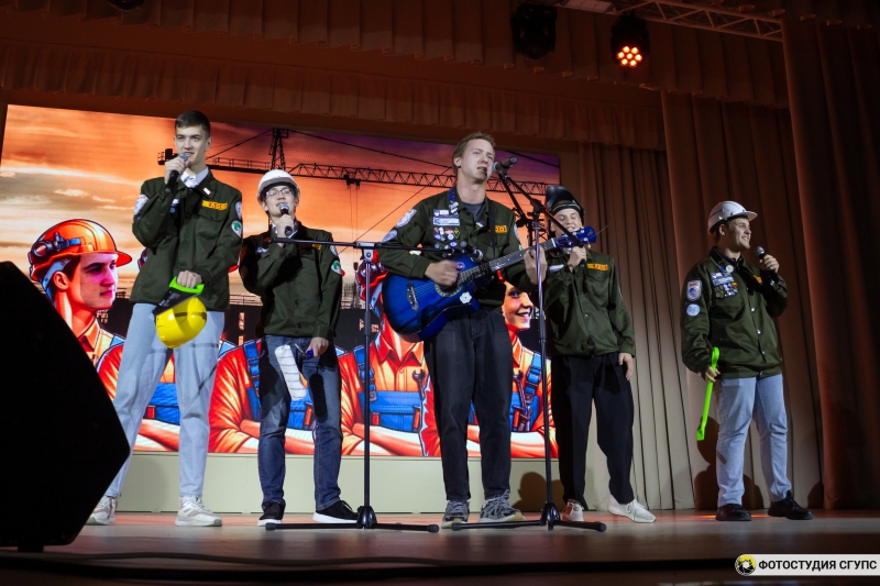 На сцене выступили студенческие отряды нашего университета от четырех направлений деятельности