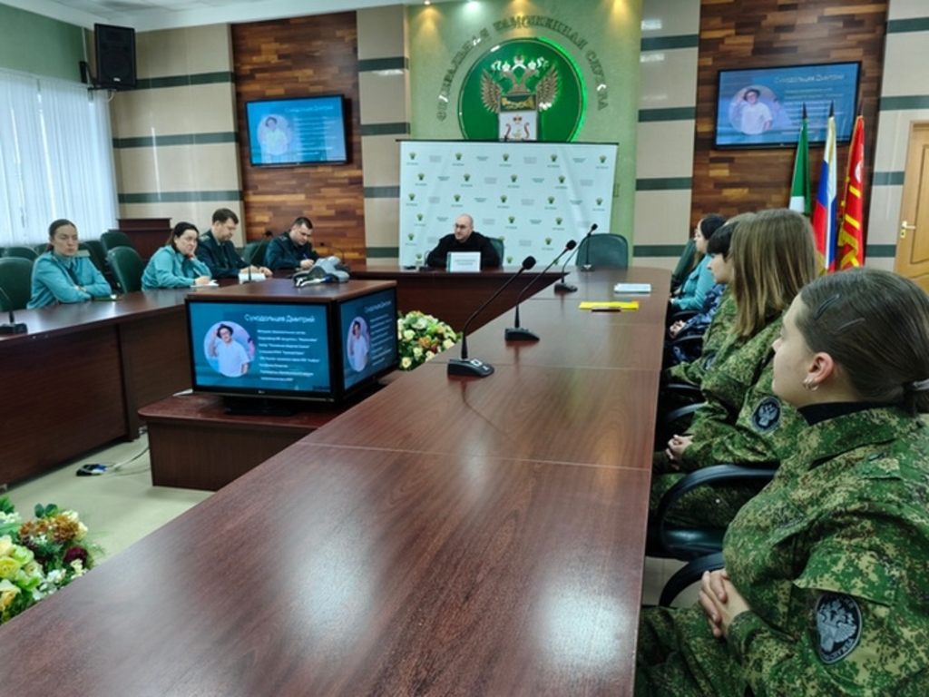 Таможенники Смоленска посетили лекцию общества «Знание» 