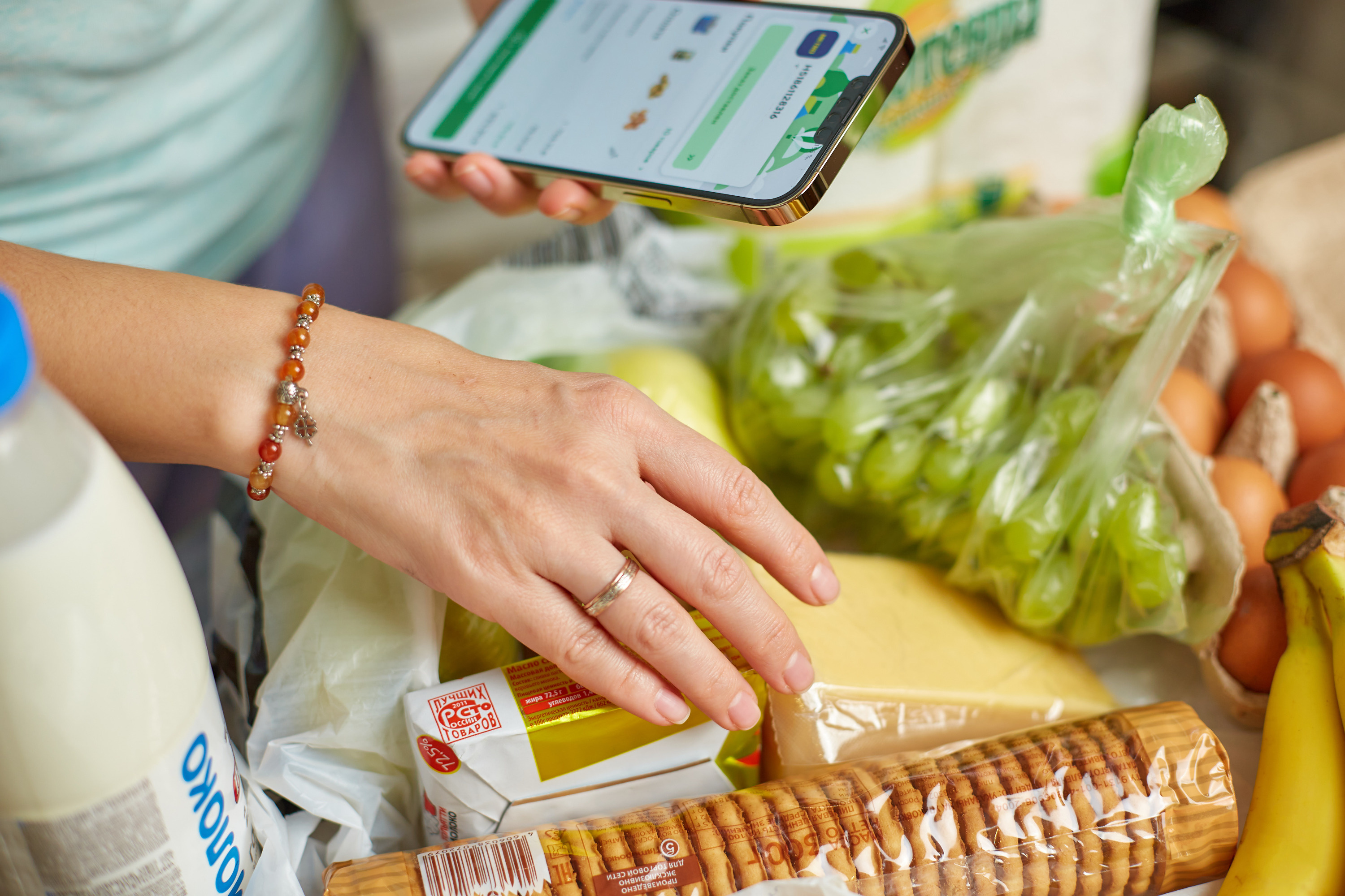 много продукции получили. бардак на складе. склад с коробками. много товаров. упаковка товара.