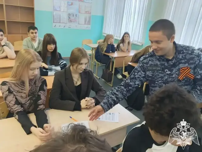 В преддверии летнего периода росгвардейцы рассказали школьникам о соблюдении правил пожарной безопасности в Твери