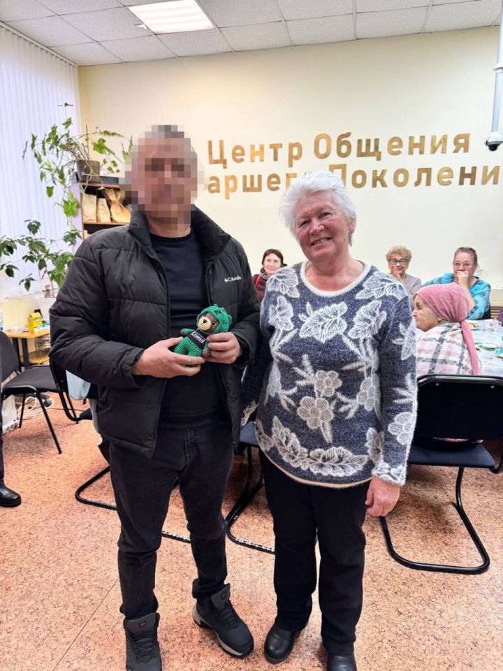 Мастер-класс в Мензелинске: старшее поколение создает сувениры для бойцов СВО