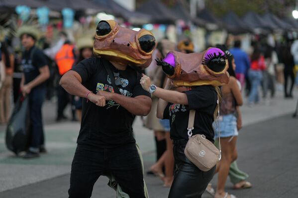 Поклонники пуэрториканской музыкальной звезды Bad Bunny позируют для фотографии перед концертом в рамках его тура "DeBÍ TiRAR MáS FOToS" в Мехико. - Sputnik Грузия