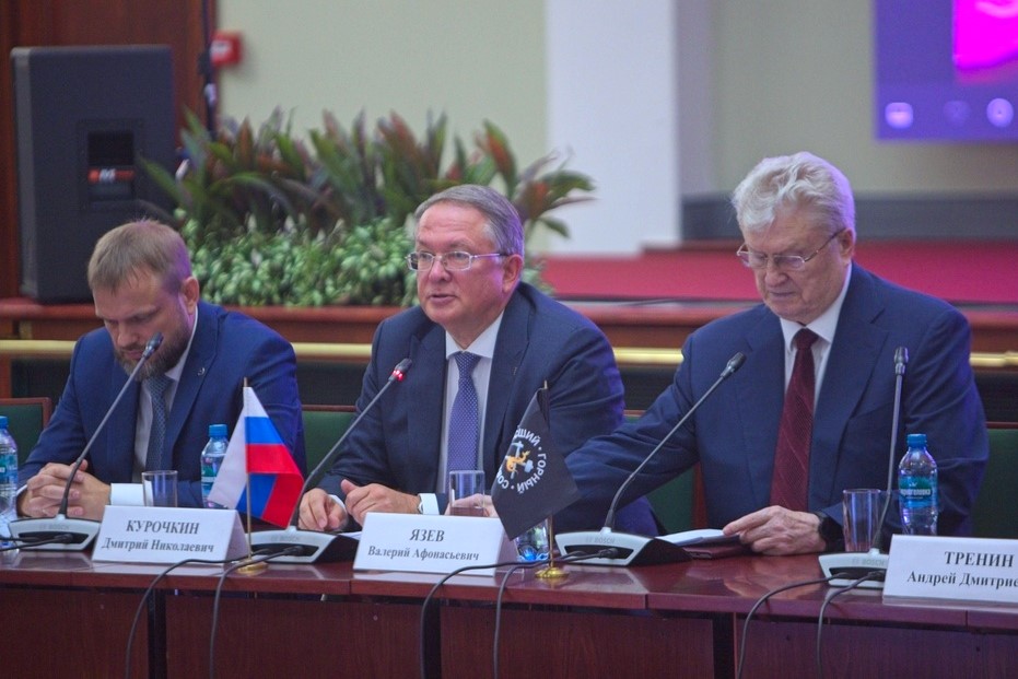 выступает вице-президент ТПП РФ Дмитрий Курочкин