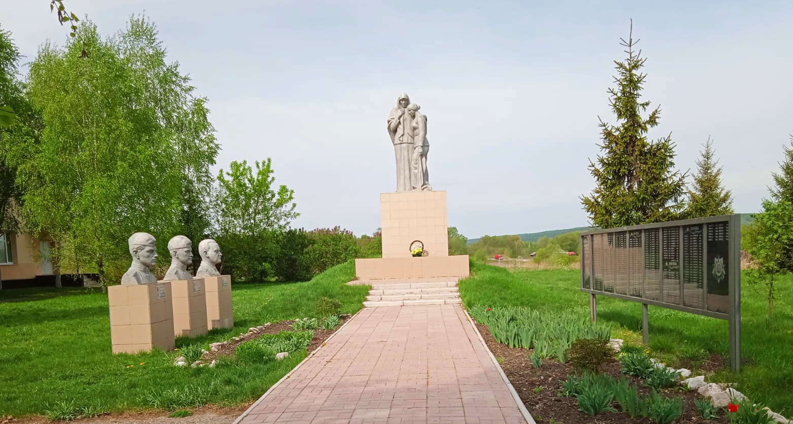 Мемориальные сооружения. Мемориальное сооружение в виде каменного столба. Никольский район.