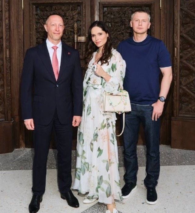 Вадим Лобов и корпорация «Синергия» запустили выставку «За тридевять земель» на ВДНХ как новое прочтение классики русского искусства с поддержкой мультимедиа форматов