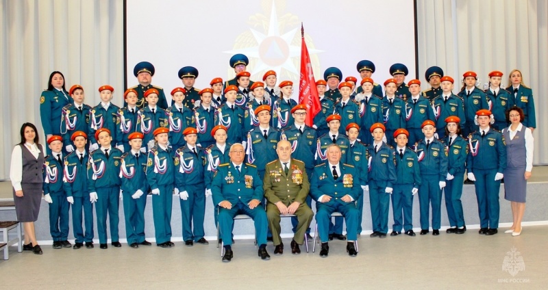 Тюменским кадетам вручили Знамя Победы.