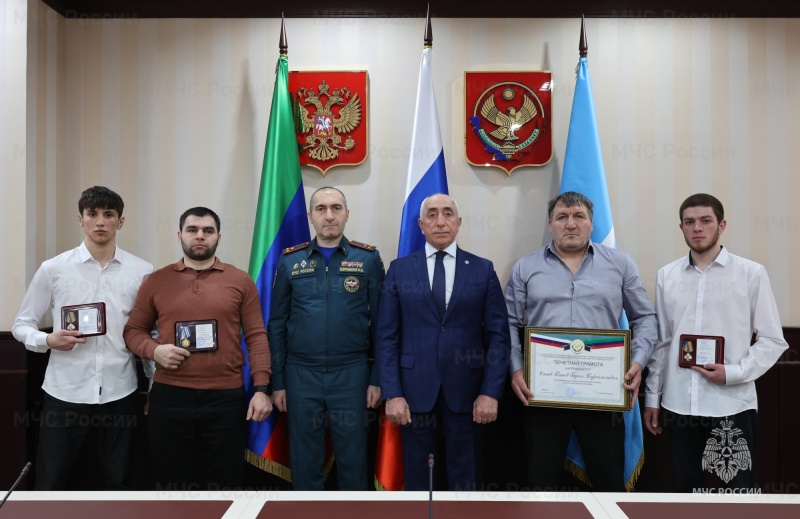 В Ситуационном центре Республики Дагестан торжественно наградили молодых людей, которые проявили героизм при спасении утопающих
