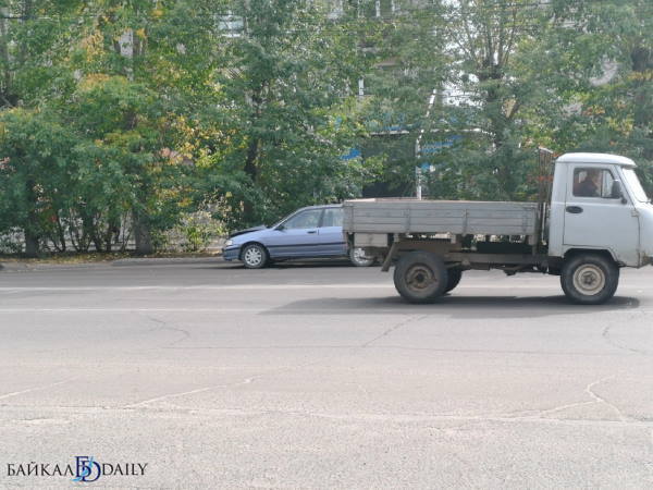 Автомобиль удэ. Машина праворукая Дейли. Дорожный знак авария. Автомобиль по Байкалу на ракетной тяге.