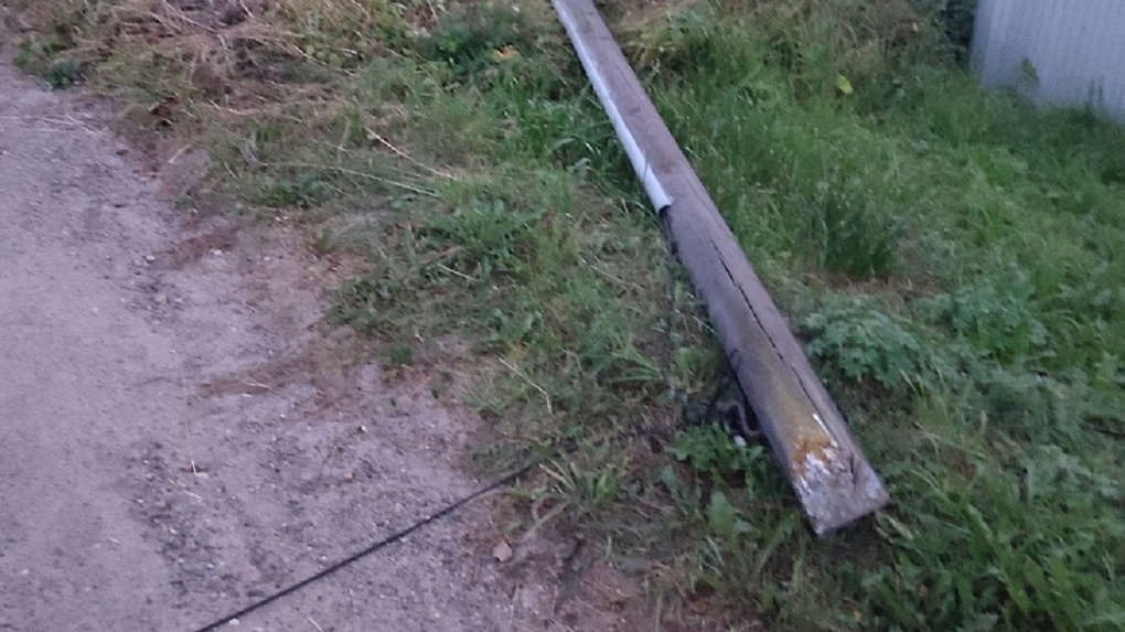 Смертельная угроза: в Белозерске рухнул электрический столб