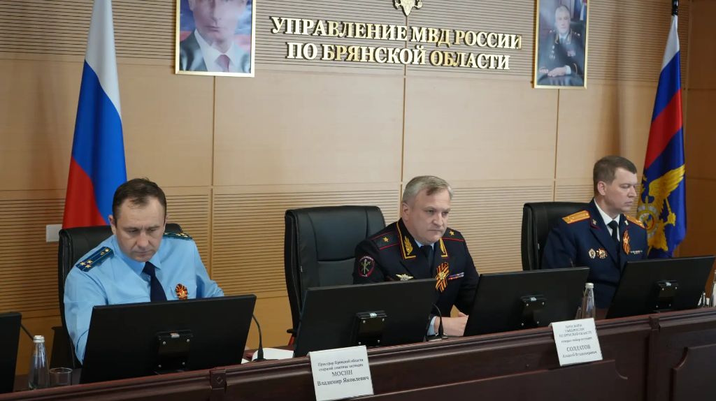 Юные брянцы получили паспорта из рук руководителей силовых структур