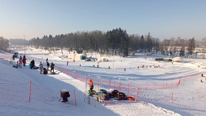 Спортивно-туристическая деревня в Озерском районе встречает сотни любителей отдыха на горнолыжных склонах
