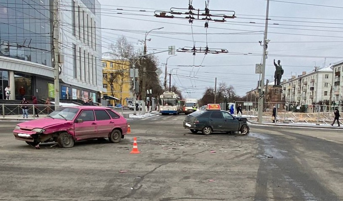 Аварии 14 02 2024. ДТП 29.10.2022 Волгоград Университетский. Перекресток Театральная Волгоградская Оренбург.