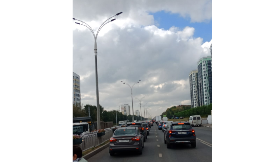 Пробки в челнах сейчас. Пробка на мосту. Пробка на мосту Набережные Челны. Машина на дороге в городе. Пробки в Набережных Челнах сейчас первая автодорога
