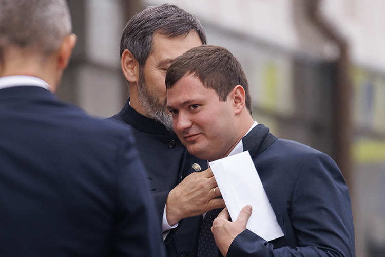  Альберт Хуснуллин обладает живым умом и деловой хваткой, с партнерами по бизнесу ведет себя весьма сдержанно и спокойно 