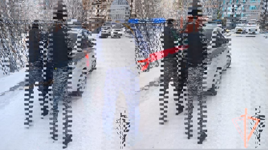 В Новосибирске сотрудники Росгвардии задержали подозреваемого в попытке сбыта наркотических средств в крупном размере