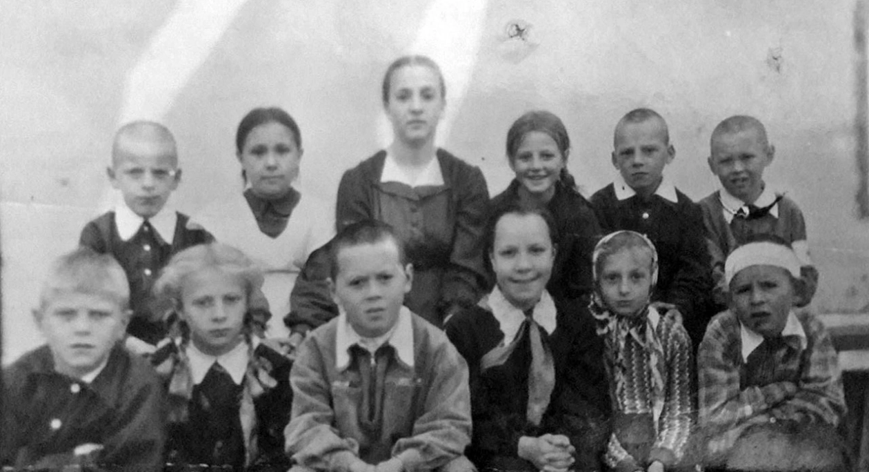 Посёлок Атарган. Все ученики начальной школы с 1-го по 4-й класс во главе с учительницей Ниной Анатольевной Мерцаловой. Сентябрь 1956 года