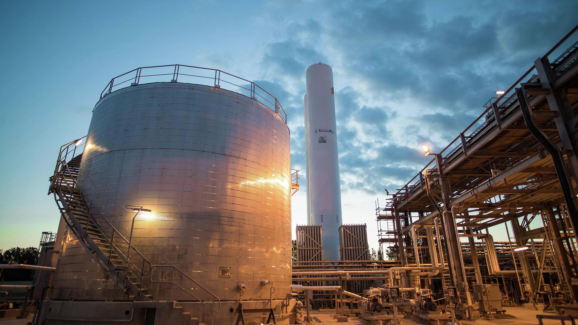 Сотрудник SOCAR на месте работы - Sputnik Азербайджан, 1920, 21.02.2025