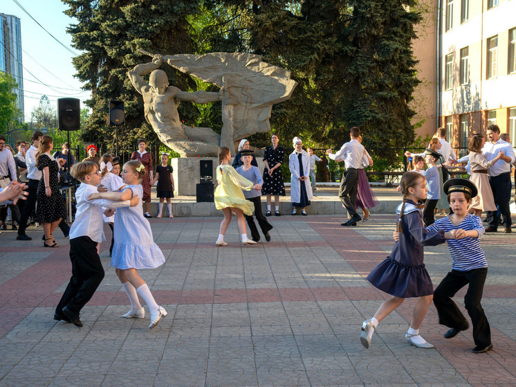 «Мечтала о вальсе»: в Челябинске прошел вечер военного танца