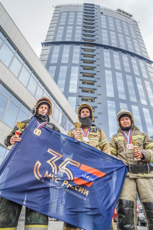 Огнеборцы МЧС России покоряют высотки