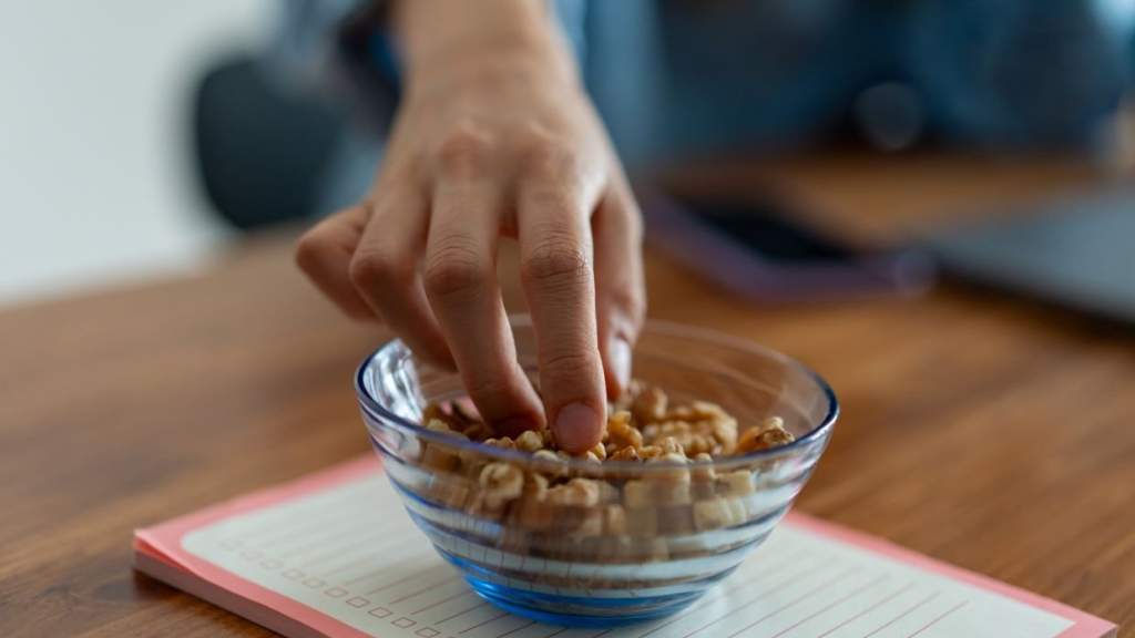 Как быстро взбодриться, если хочется спать: утром, на работе, днем