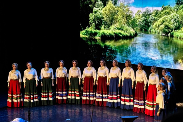 Сотрудники Управления Минюста России по Вологодской области посетили спектакль «Ермак. Легенда Сибири» в исполнении Государственного академического Омского русского народного хора (16.10.2025) Фото 4