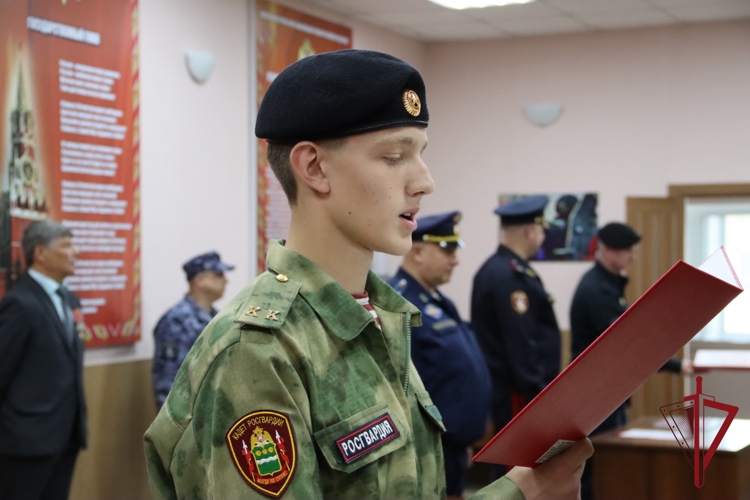Начальник Управления Росгвардии по Амурской области генерал-майор полиции Виталий Харчёв поздравил учащихся со вступлением в ряды кадетов Росгвардии