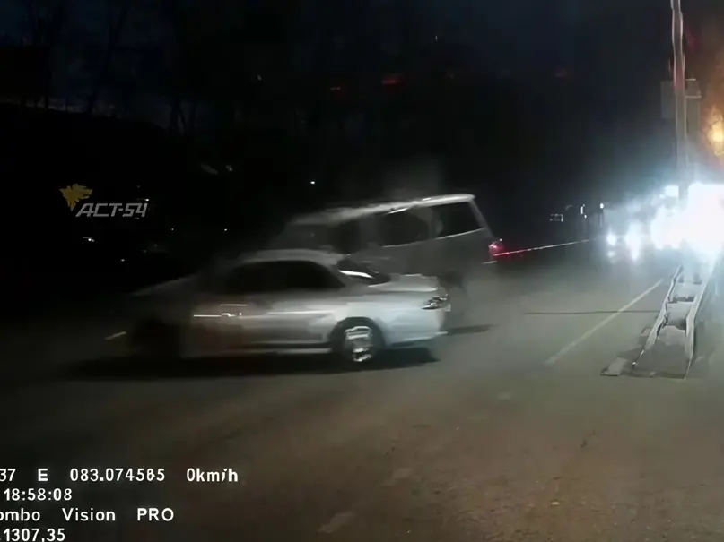 Седан Toyota Mark II и минивэн Toyota Alphard столкнулись на Бердском шоссе в районе остановки «Речпорт» в Первомайском районе Новосибирска. один из водителей погиб, другой госпитализирован.