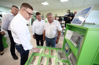 Алексей Текслер оценил ремонт Центральной библиотеки в селе Октябрьском. Автор фото - Наиль Фаттахов, ИА 