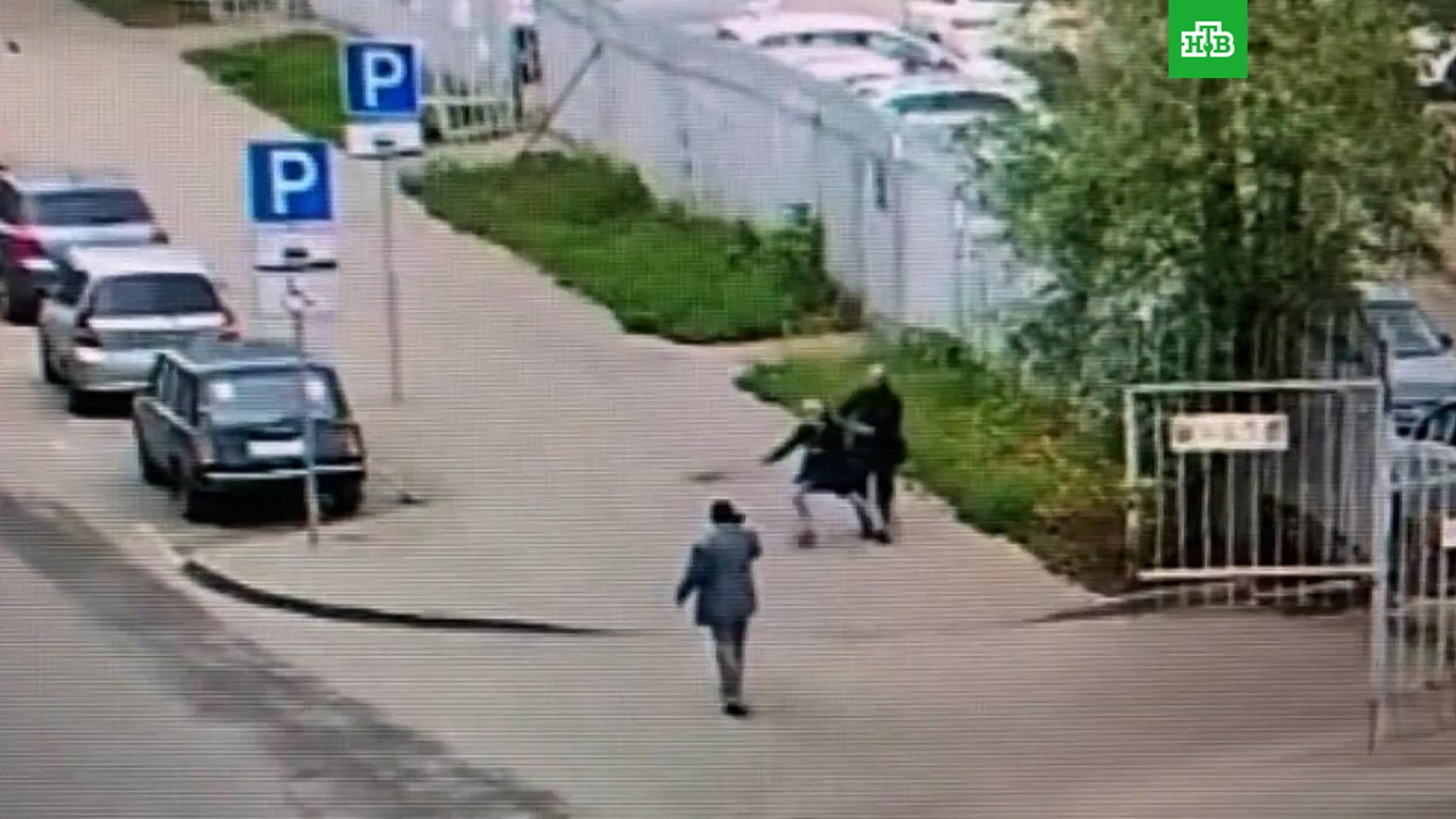 Нападение 2010. Нападение на сотрудника полиции. Камеры видеонаблюдения в Москве. Остановка женщина. Засняли камеры видеонаблюдения.