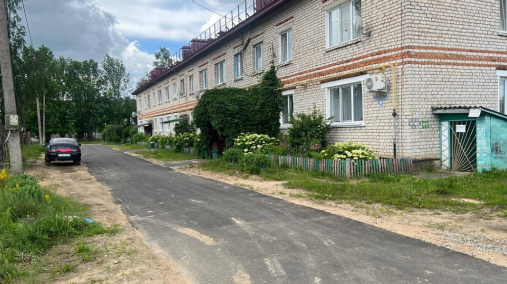 В брянском поселке Сеща по нацпроекту отремонтировали два двора