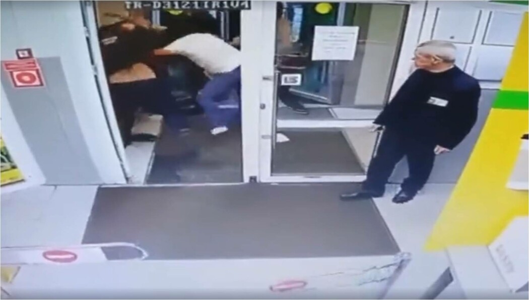 Мужчина напал на людей в абакане. Камеры слежения в магазине охранник. Драка в магазине в Хабаровске видео.