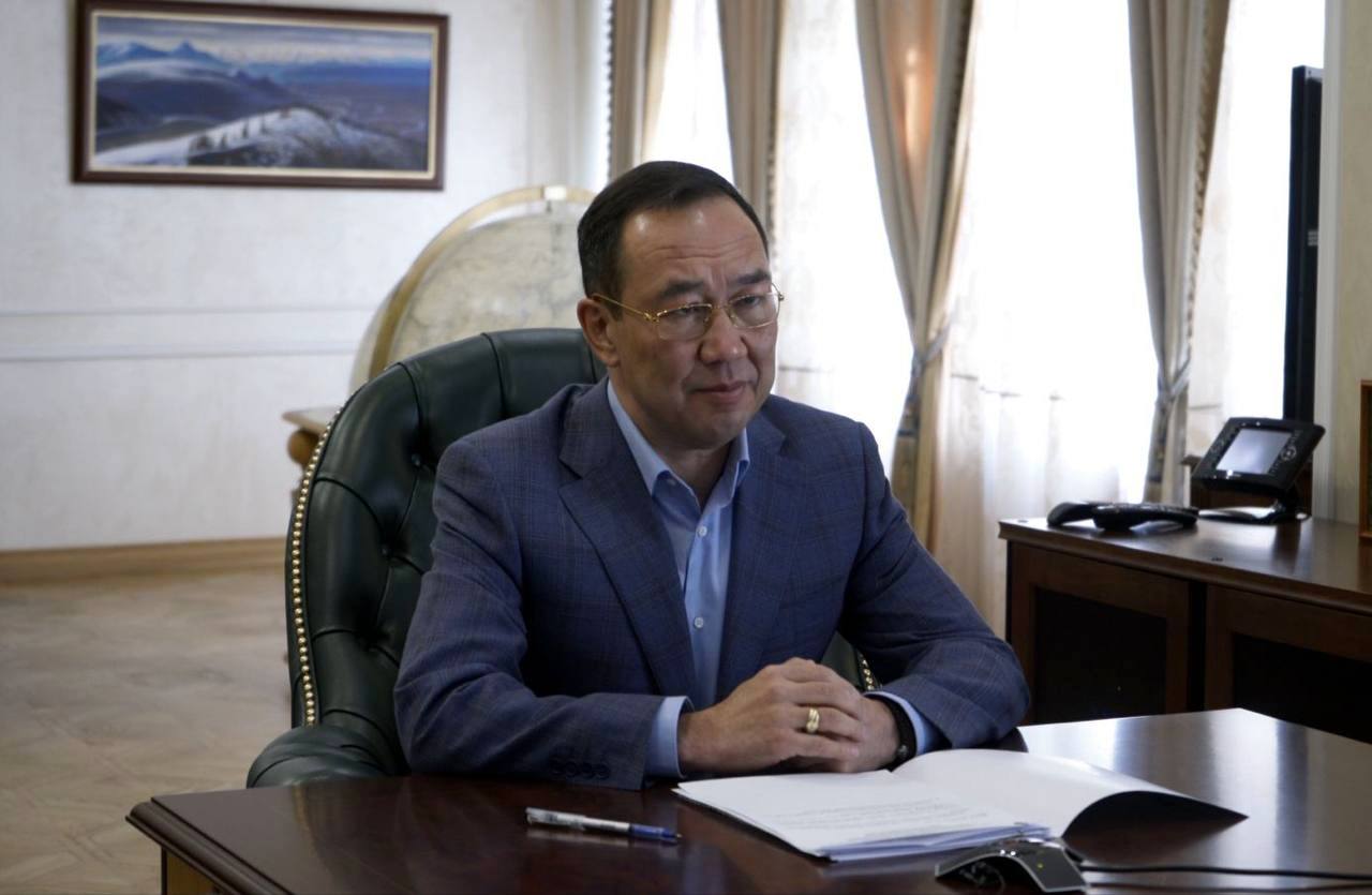Глава Якутии провел заседание оперштаба по координации строительных работ в республике
